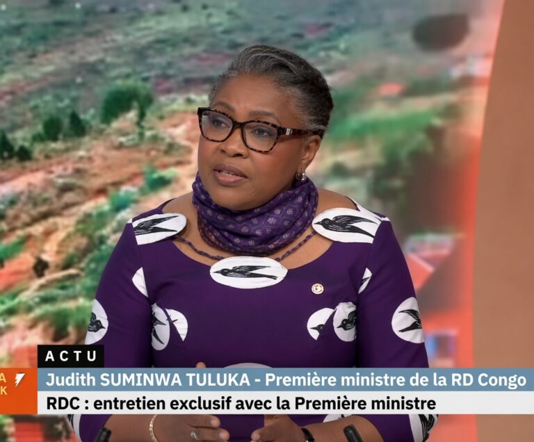 LA PREMIÈRE MINISTRE INSULTÉE