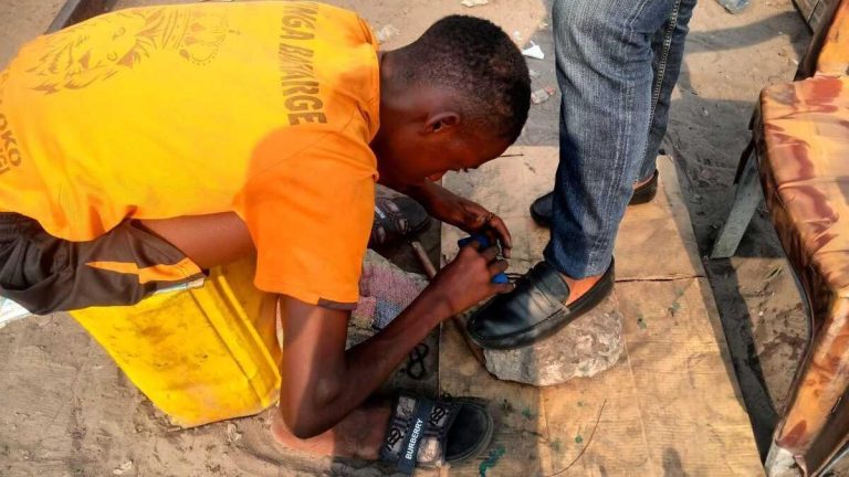 EBENGO ET LE CIREUR DE CHAUSSURES
